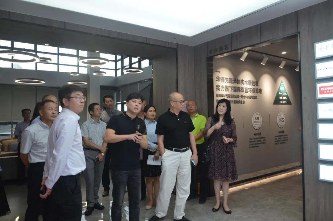 廣東省江西商會執(zhí)行會長謝曉明等一行商會領導及企業(yè)家蒞臨華洲·九段參觀交流(圖5)